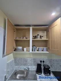 Spacious one bedroom Self Contain with toilet and bath - Image 5