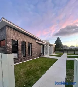 Four Square Short Stay Accommodation Railton - Image 1