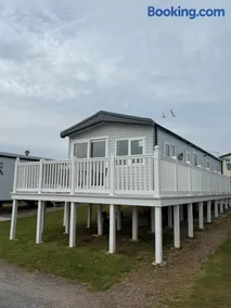 Luxury 3 bed sleeps 8 caravan with sea view - Image 2