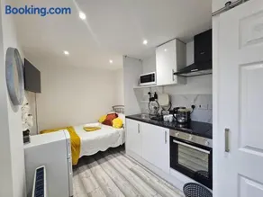 Self-contained Studio Room in Slough - Image 3