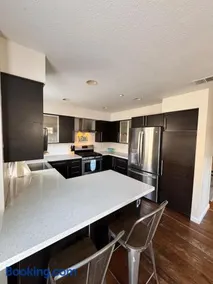 Luxury Executive Townhome in San Jose Ideal for Business, Extended Stays - Image 2