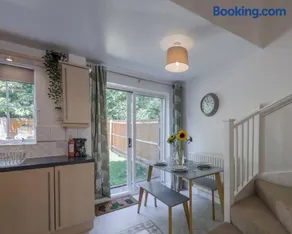 2BR Chapel Break Parking Kitchen Fast WiFi - Image 4