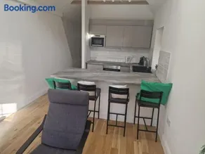 Bright 2-Bed Flat with Free Parking near Whetstone - Image 3