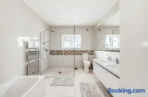 Nancy's 3 bedroom house near Heathrow Airport - Image 4