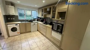 4-Bedroom Home, Central Milton Keynes, Parking - Image 4