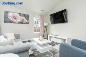 Peaceful Modern Home near Avon - Image 3