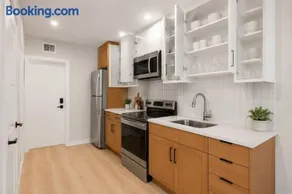 Modern 1BR Near DT Houston - Image 5