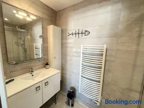 Duplex de standing en centre-ville avec parking, proche port et plage - FR-1-361-377 - Image 3