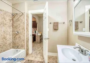 2 King Beds! Fantastic Stylish Bungalow home! - Image 3