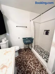 Cozy Private Bed & Bath near Medical Center, Galleria and DT - Image 3