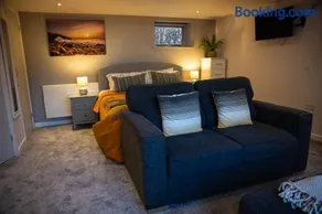 1 Bedroom studio with free parking - Image 3
