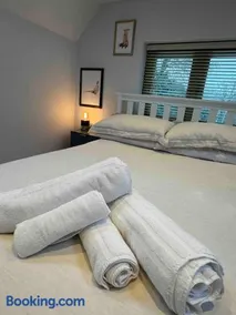 Private Countryside Annexe with Exclusive Wood Burner, Outdoor Hot Shower & Views - Image 4