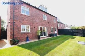 Sleeps10-FamilyFriendly-FreeParking-EnclosedGarden - Image 3
