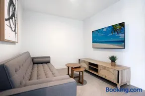 2BR Luxury Central Palm Beach Apartment (Best Location!) - Image 1