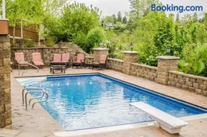 Grand Getaway w/ Hot Tub & pool Spokane Va - Image 1