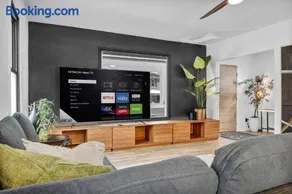Modern Stylish Urban Haven 4 Bedroom 2 Bath - Dog Friendly - Image 2
