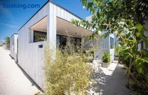Mobile villa by the sea with a pool - Image 3