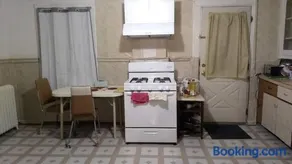 Non-Smokers Only Private Room 5 with Kitchen Best Price for 1 Long-Term Guest - Image 4
