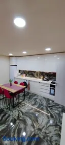 Stylish Rose Garden Apartment with Balcony & Parking - Image 2