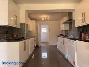 Modern 4BR House in Windsor, Parking and Garden - Image 3