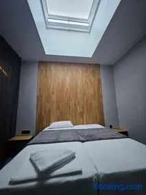 O'clock bed & SPA self check in - Image 3