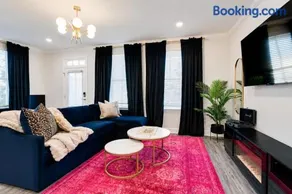 4BR The Nations Home with Convenient Access - Image 2