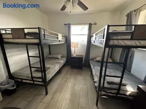 Bekahouse Hostel with parking, backyard and laundry - Image 1