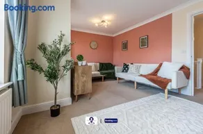 Last-Minute Escapes ! Summer Days l RTM Stay l 4 -Bed House By Finesse Stays Short Lets & Serviced Accommodation Wakefield With Parking, Contractors - Image 2