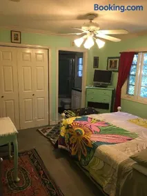 Elaine's Hollywood Bed & Breakfast - Image 4