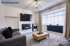The Southfield Stay - Beautiful, Spacious, Modern - Image 1