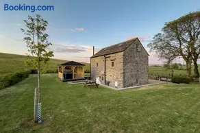 PRIVATE LUXURY Barn Stay with Hot Tub and OUTDOOR ENTERTAINMENT, YORKSHIRE DALES SLEEPS 10! - Image 5