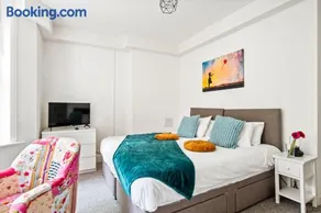 The Sant Bank, central, contractors friendly, 1 bed, sleep up to 4, modern, near beach - Image 1