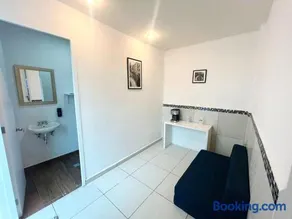 Hermoso y centrico, en casa con jardin - Image 2