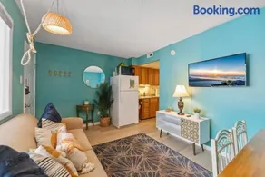 1 Bedroom Condo Steps from the Beach & Boardwalk! - Image 1