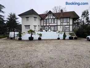 A timeless manor of discreet luxury and absolute privacy - Image 3