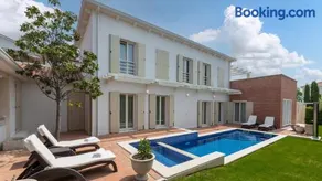Villa Rafaelle by Villas Holiday - Image 1