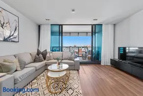 Luxe 3BR Apt with Stunning Views, Parking and Pool - Image 2