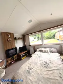 Peaceful 8-Berth Caravan Retreat Pet Friendly - Malvern View Holiday Park - Image 5