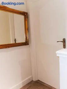 Riverview, Stylish Non Smoking Loft Ensuite 4 Rent - Image 4