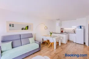 Modern and peaceful flat with terrace and parking - Image 3