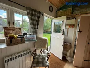 Beautiful Shepherd's Hut - Lois Weedon - Image 3