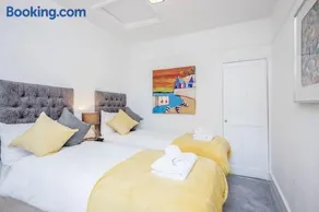Stylish Victorian 3 Bed House Huge Garden/Parking - Image 5