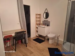 Studio neuf avec espace de travail séparé - Image 1