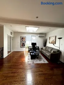Beautiful and Cozy Apartment Steps from Lansdowne Station with Netflix - Image 5