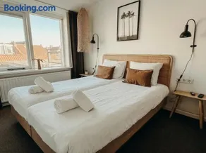 Multi-bedroom stay 9 Rooms near Beach - Image 1