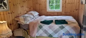 Delightful Shepherd's Hut set in peaceful meadow - Image 2