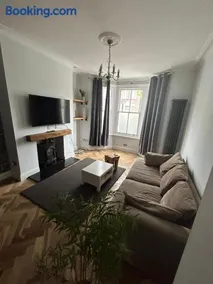 Contemporary 3 bed house with spacious garden close to Stratford & Canary Wharf - Image 2