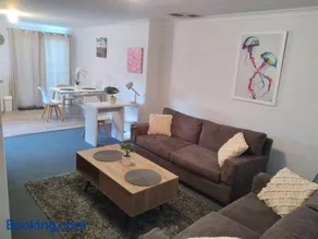 Cosy 2 bedroom Unit in a secure gated complex - Image 4