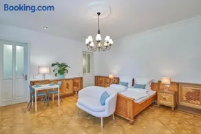 Exclusive Entry: Cozy Guestroom - Image 3
