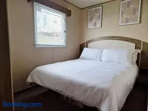Elms Caravan with sea views at Devon Cliffs - Image 3